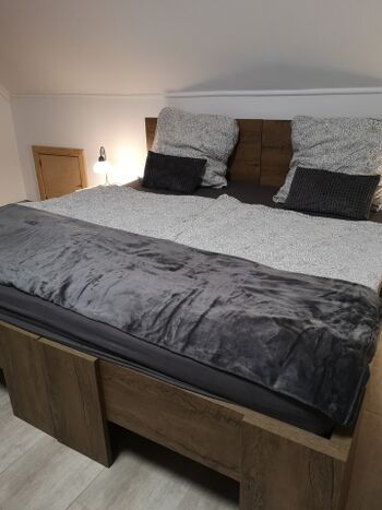 großes Schlafzimmer mit Doppelbett und Einzelbett