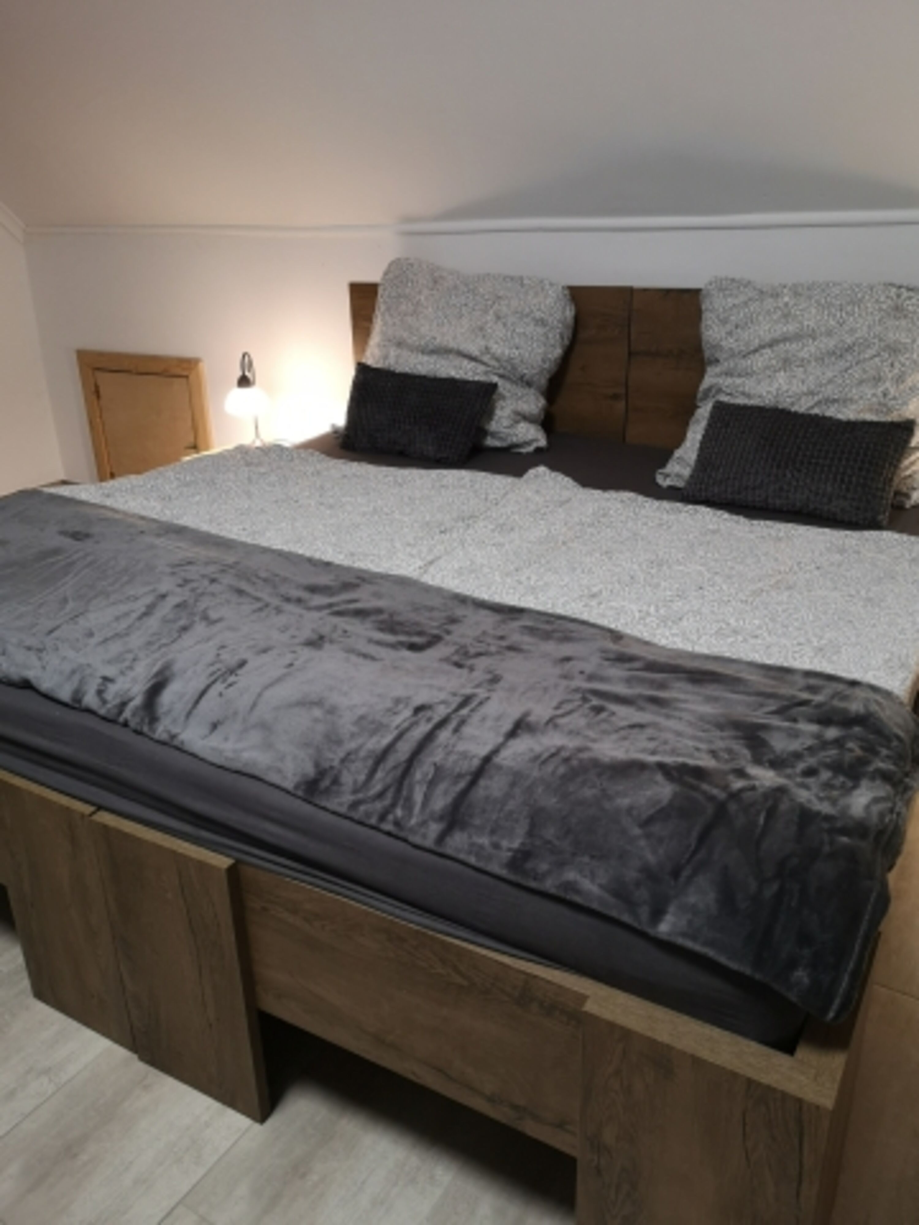 großes Schlafzimmer mit Doppelbett und Einzelbett