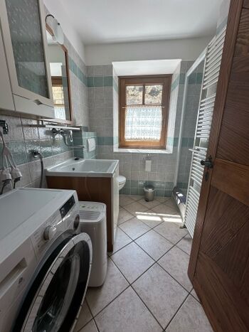 Badezimmer EG (Dusche, WC, Waschbecken, Waschmaschine)