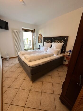 Schlafzimmer 1. OG mit 1,80 m Boxspringbett