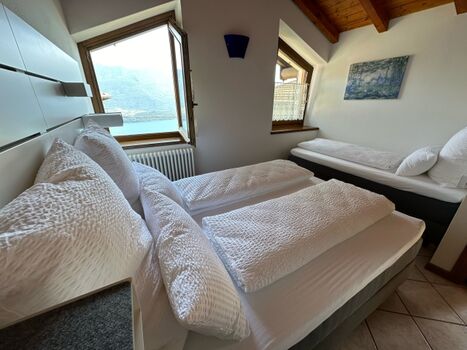 Schlafzimmer im 2. OG (1,60 m Boxspringbett und 90 cm Boxspringbett)