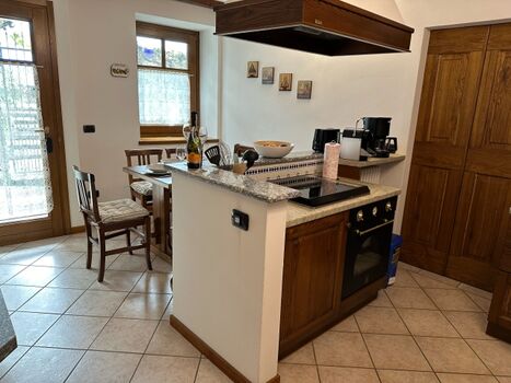 Blick auf Kochinsel und Esstisch