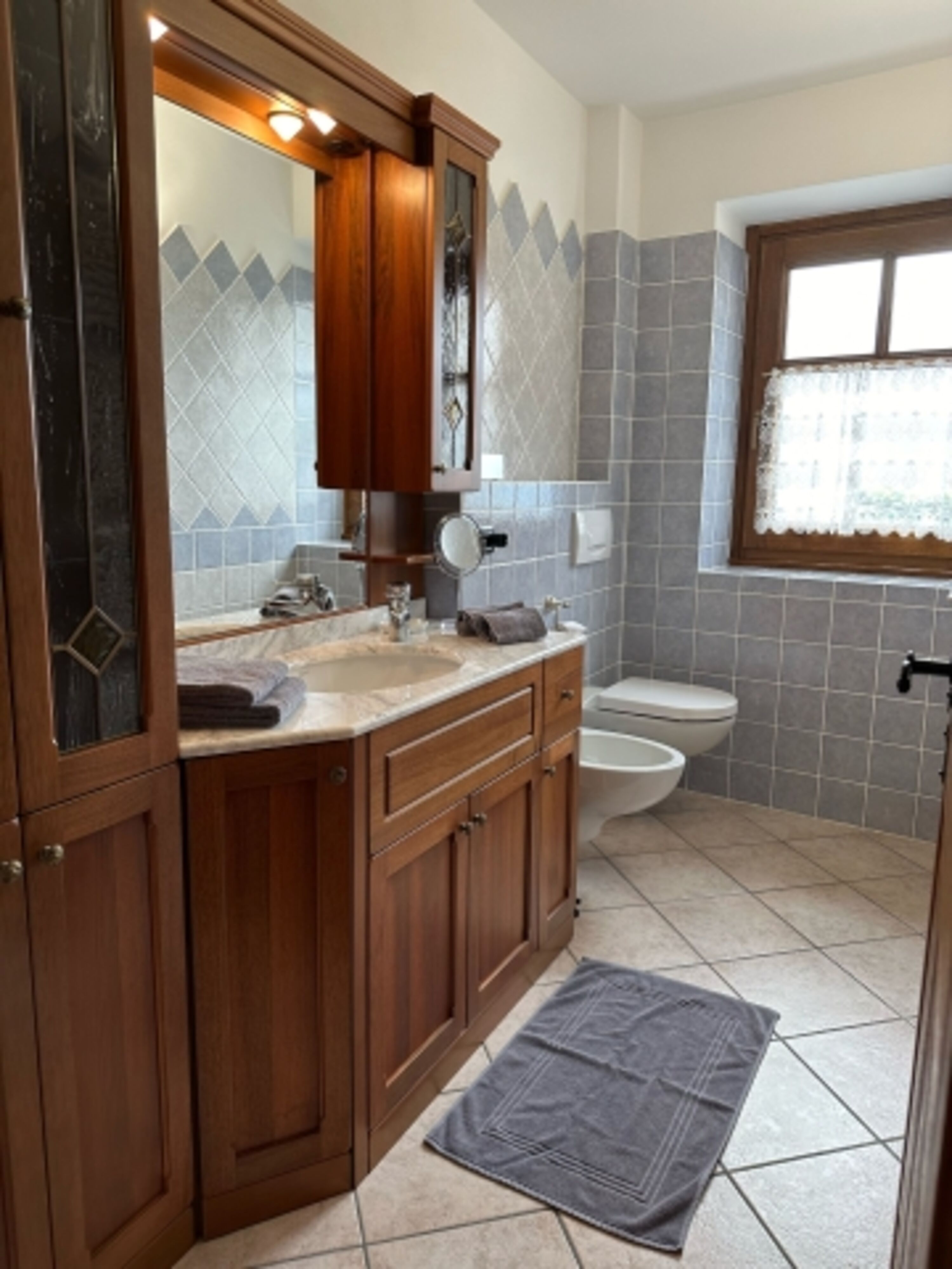 Badezimmer 1. OG (WC, Bidet, Waschbecken)