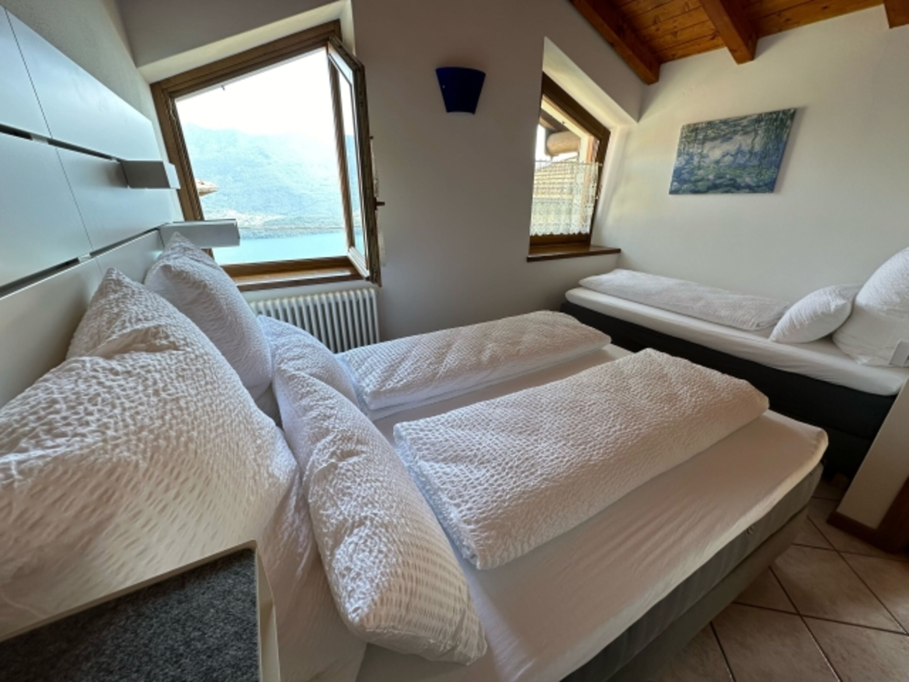 Schlafzimmer im 2. OG (1,60 m Boxspringbett und 90 cm Boxspringbett)