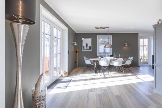 Lichtdurchfluteter Essbereich