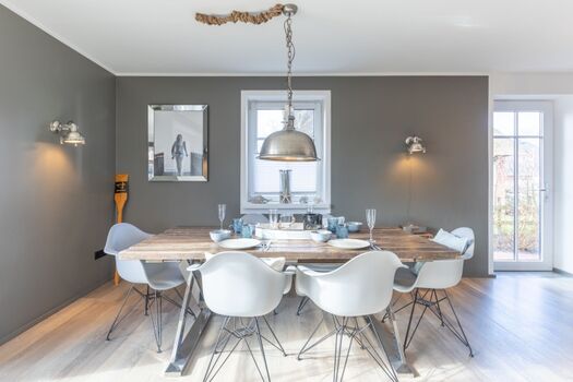 Lichtdurchfluteter Essbereich