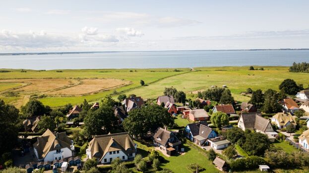 Blick von oben auf die Wiese hinter dem Haus