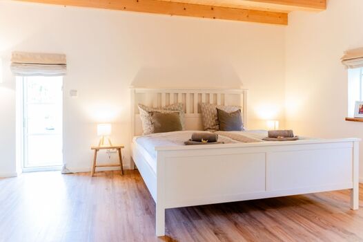 Schlafzimmer mit Doppelbett (180x200cm) und Gartenblick