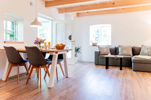 Offener Wohn-/Essbereich mit Gartenblick