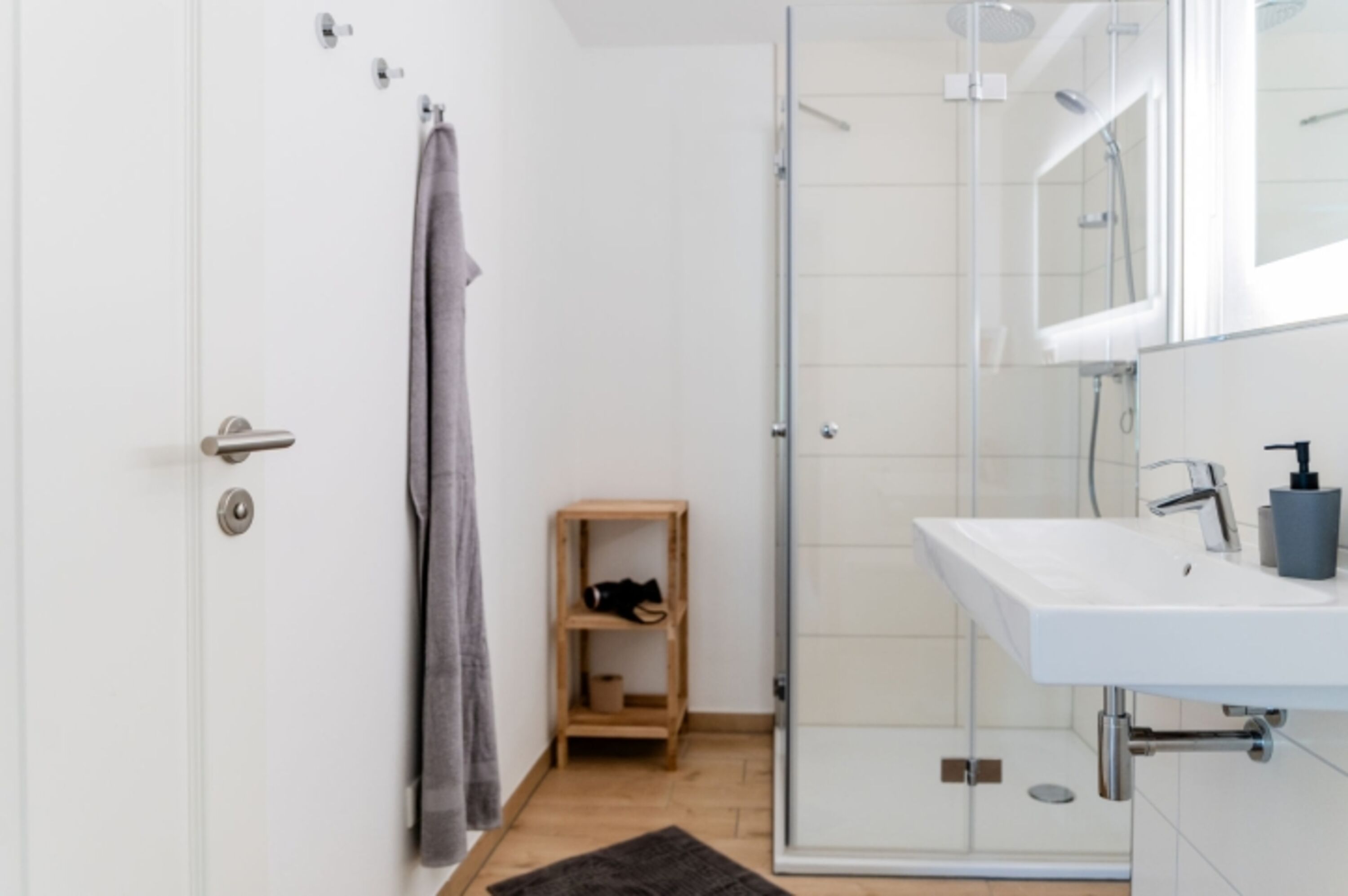 Badezimmer mit Dusche und WC