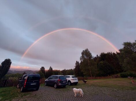 Hofblick mit Regenbögen