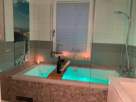 Bad mit Whirlpool (OG)