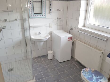 Badezimmer mit bodengleicher Dusche im Untergeschoss