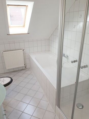Badezimmer mit Wanne und Dusche im Obergeschoss