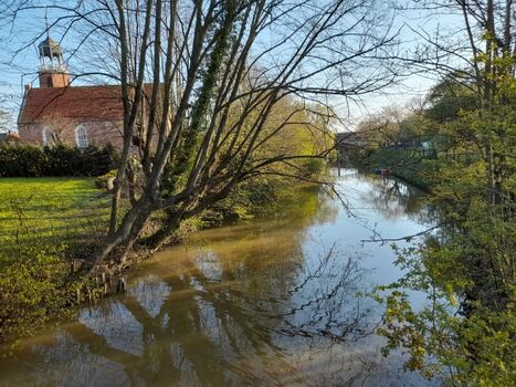 Siel mit Kirche in Ditzum