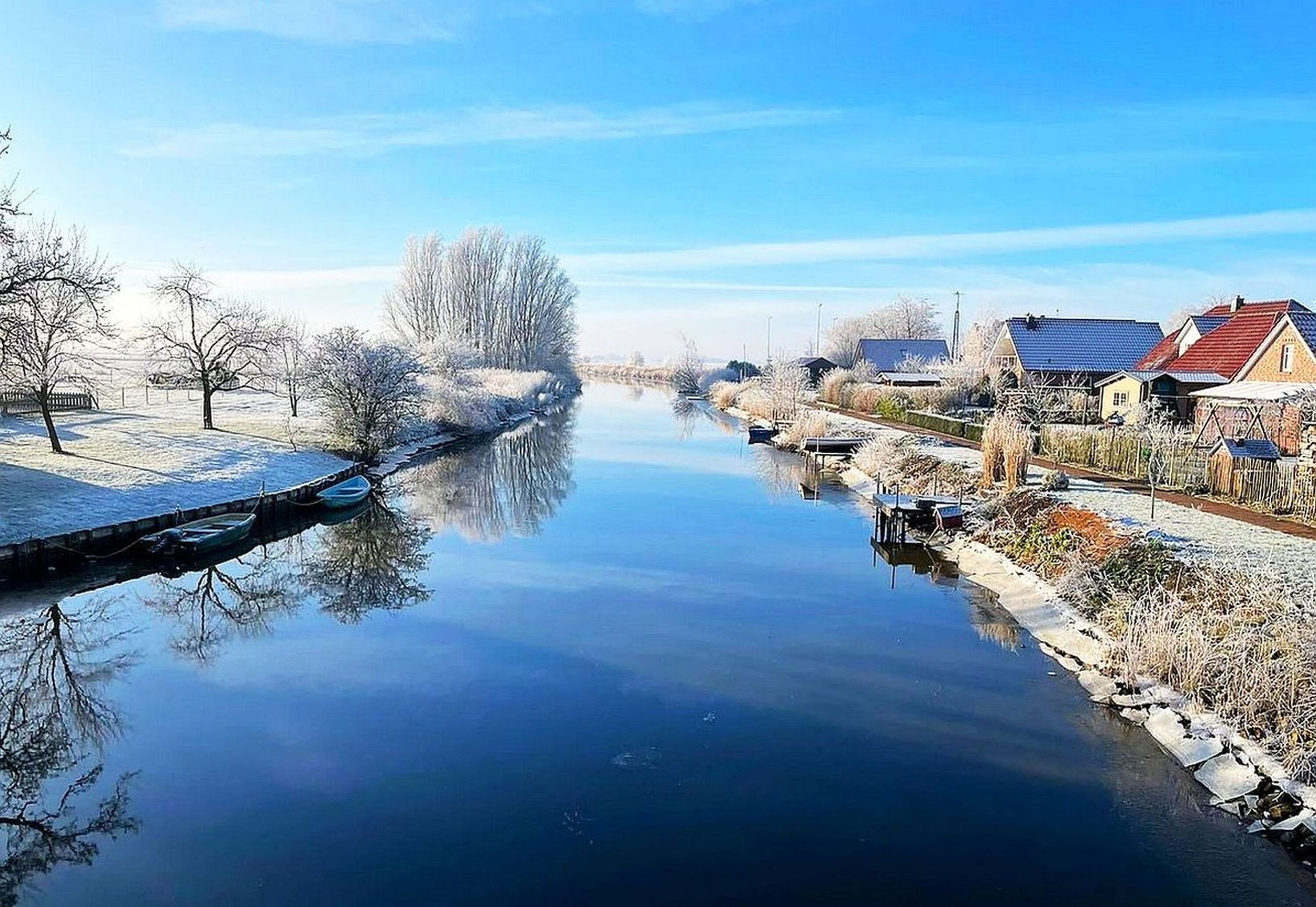 Siel mit Blick zu den Häusern im Winter