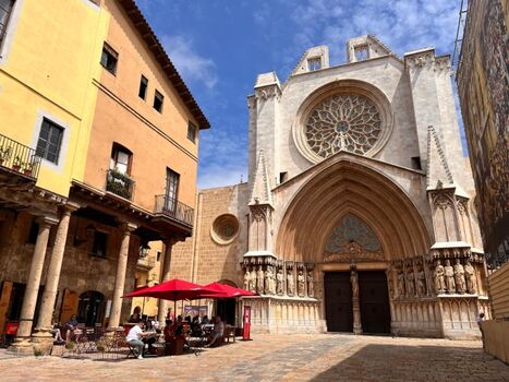 Kathedrale, gleich nebenan