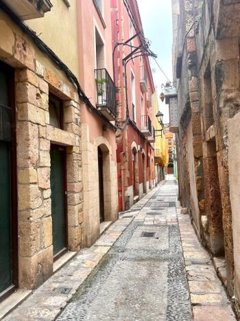 Kleine Gasse mit Haus (links)