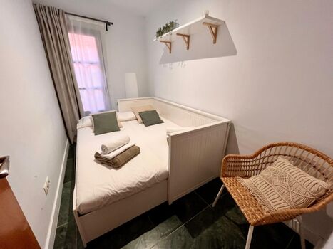 Kleines Schlafzimmer Doppelbett ausgezogen