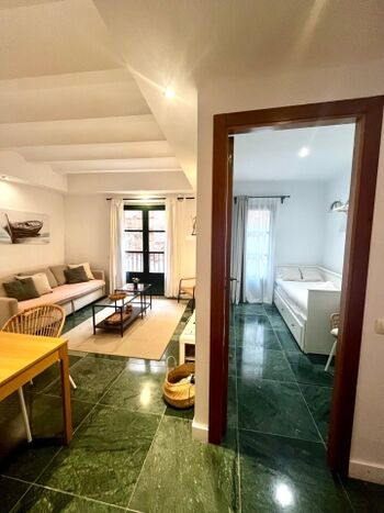 Blick in Wohn- und kleines Schlafzimmer