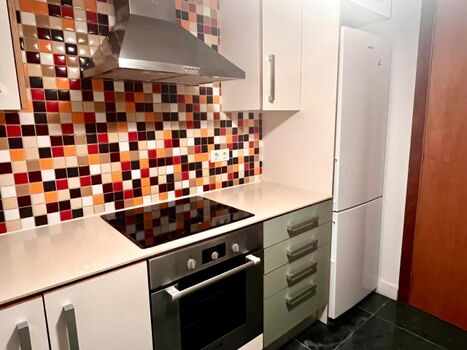 Küche mit Herd und Kühl- Gefrierkombi