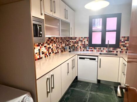 Küche mit Spülmaschine, Waschmaschine und Wäschetrockner, Mikro