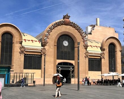 Die Markthalle mit lokalen Spezialitäten