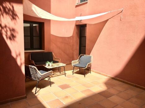 Großes Patio mit Balkonmöbeln 