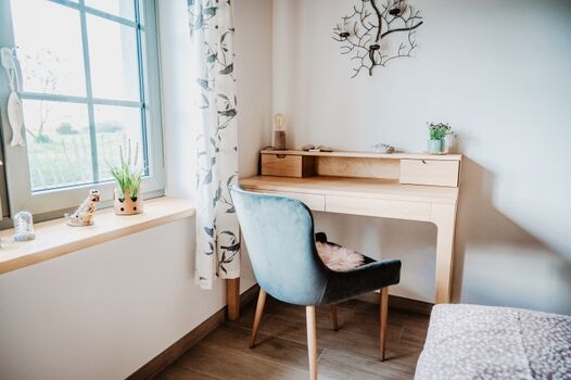 Schlafzimmer im Erdgeschoß mit Sekretär