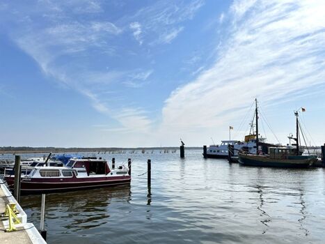 Hafen in Altwarp mit Bootsanlieger