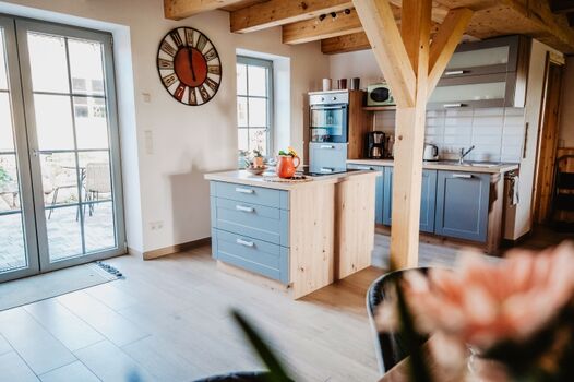 Küchenbereich mit Ausgang zur Terrasse