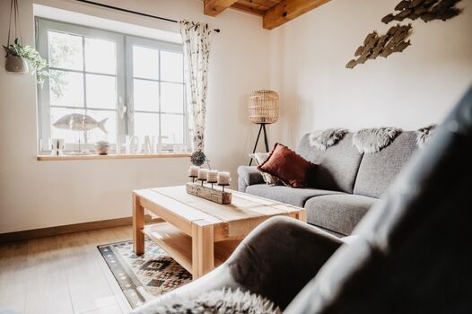 Wohnzimmer mit Sofa und Sessel