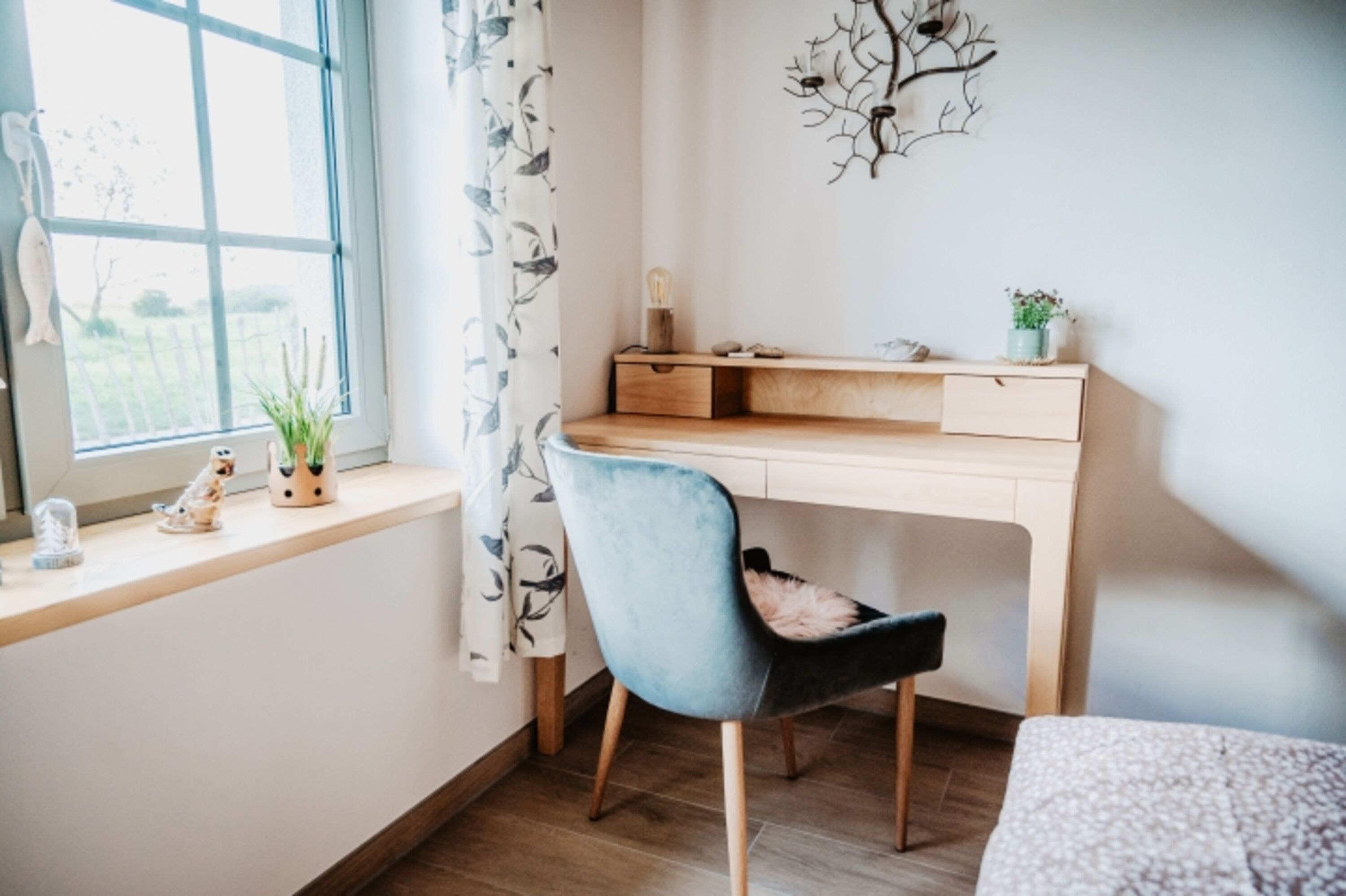 Schlafzimmer im Erdgeschoß mit Sekretär