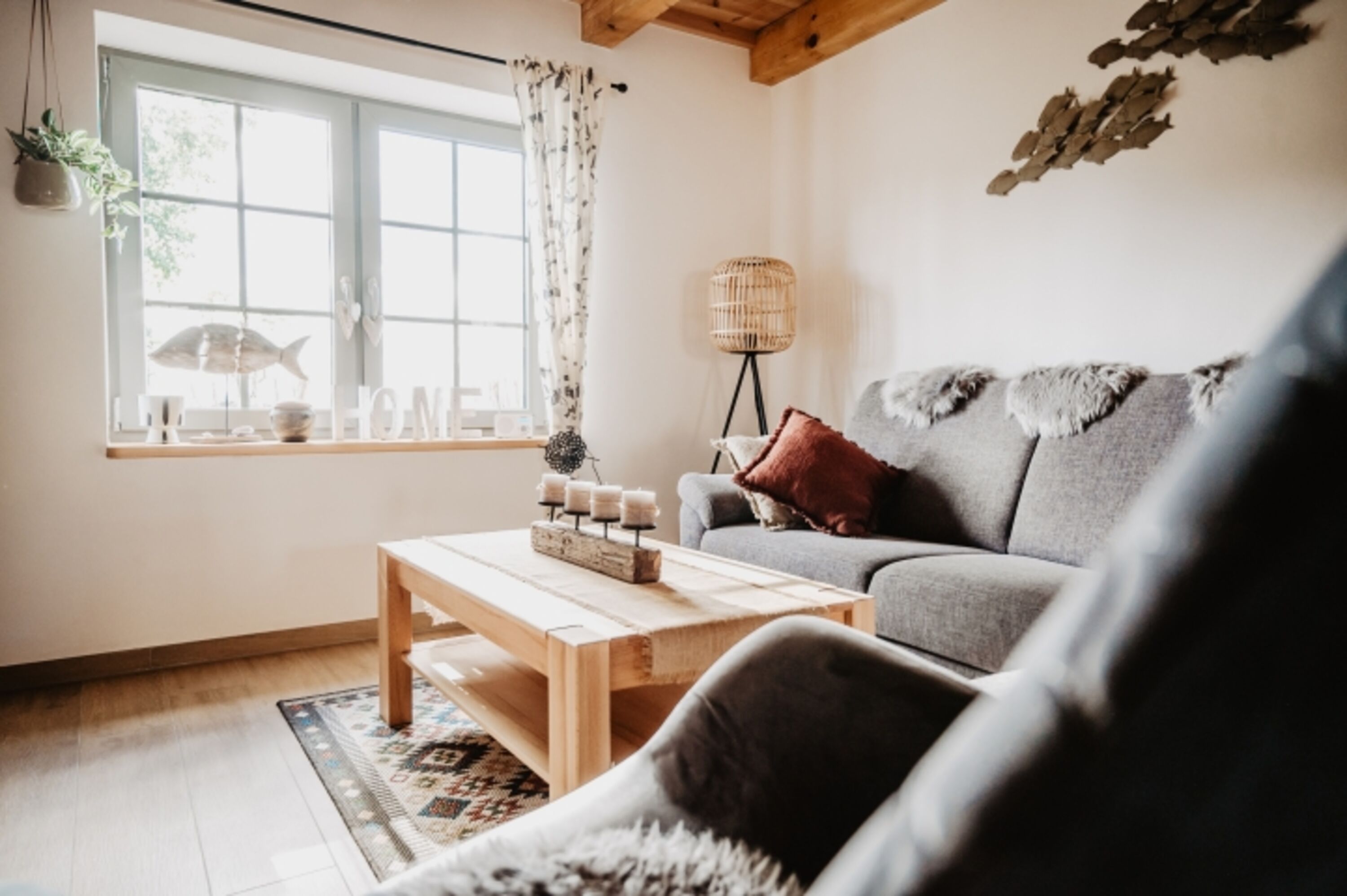 Wohnzimmer mit Sofa und Sessel