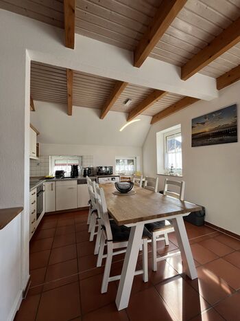 der Essbereich mit Einbauküche und Waschtrockner