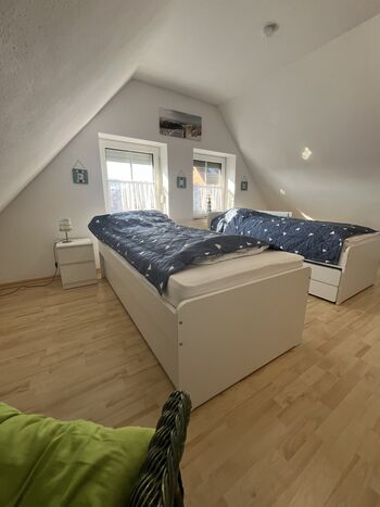 Schlafzimmer im Obergeschoss rechts mit Spielen und Babybett
