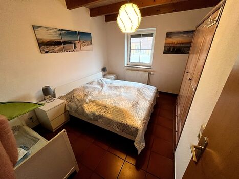 Schlafzimmer im Erdgeschoss mit Doppelbett 