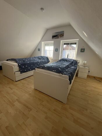 Schlafzimmer im Obergeschoss rechts mit Spielen und Babybett