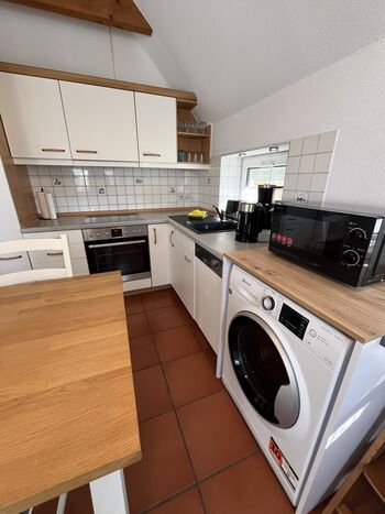 der Essbereich mit Einbauküche und Waschtrockner