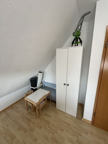 Schlafzimmer im Obergeschoss rechts mit Spielen und Babybett