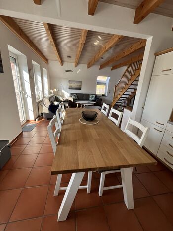 der Essbereich mit Einbauküche und Waschtrockner