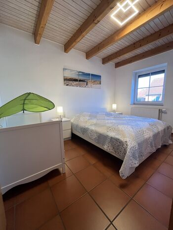 Schlafzimmer im Erdgeschoss mit Kinderbett