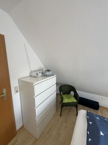 Schlafzimmer im Obergeschoss rechts mit Spielen und Babybett