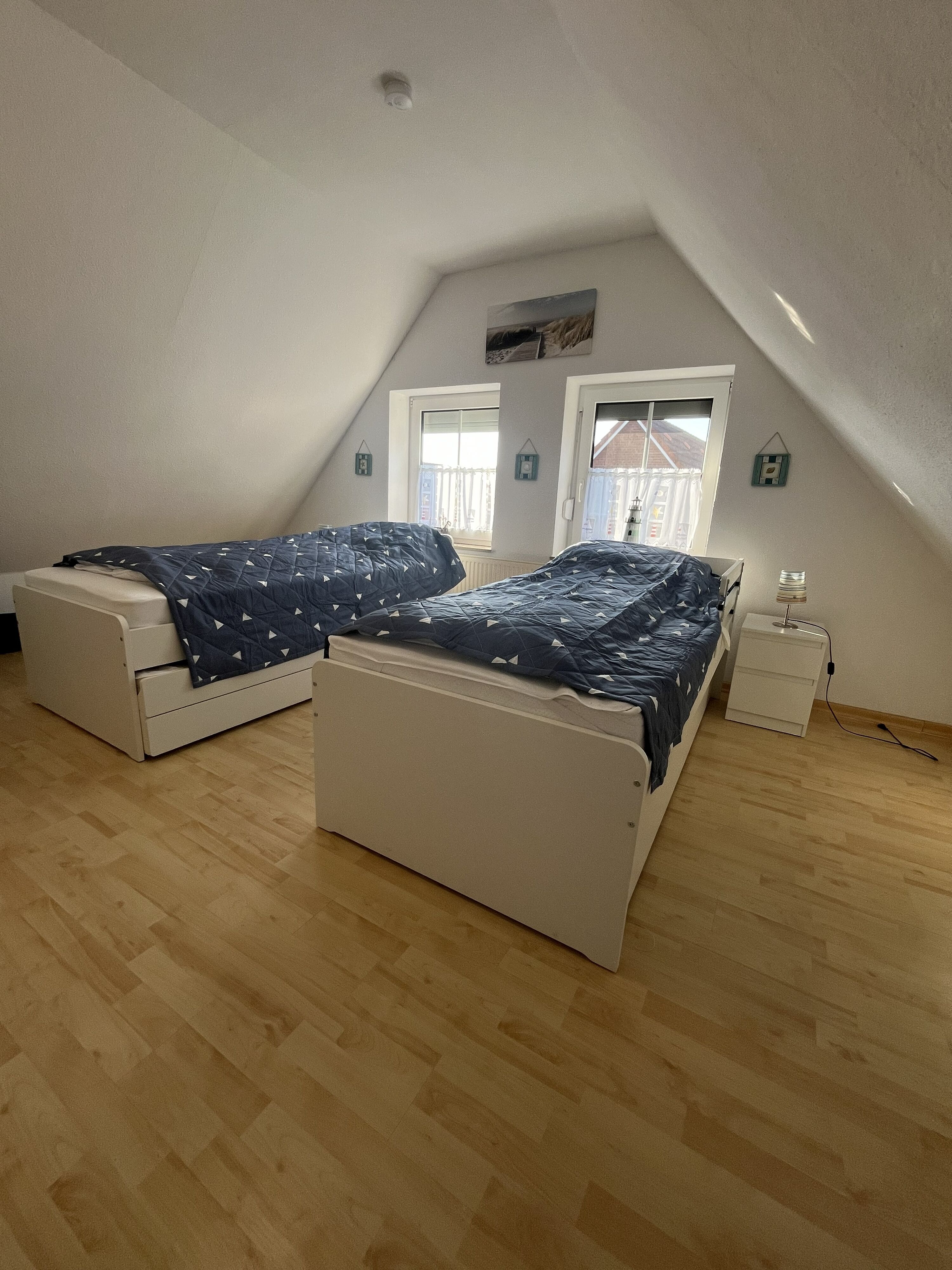 Schlafzimmer im Obergeschoss rechts mit Spielen und Babybett