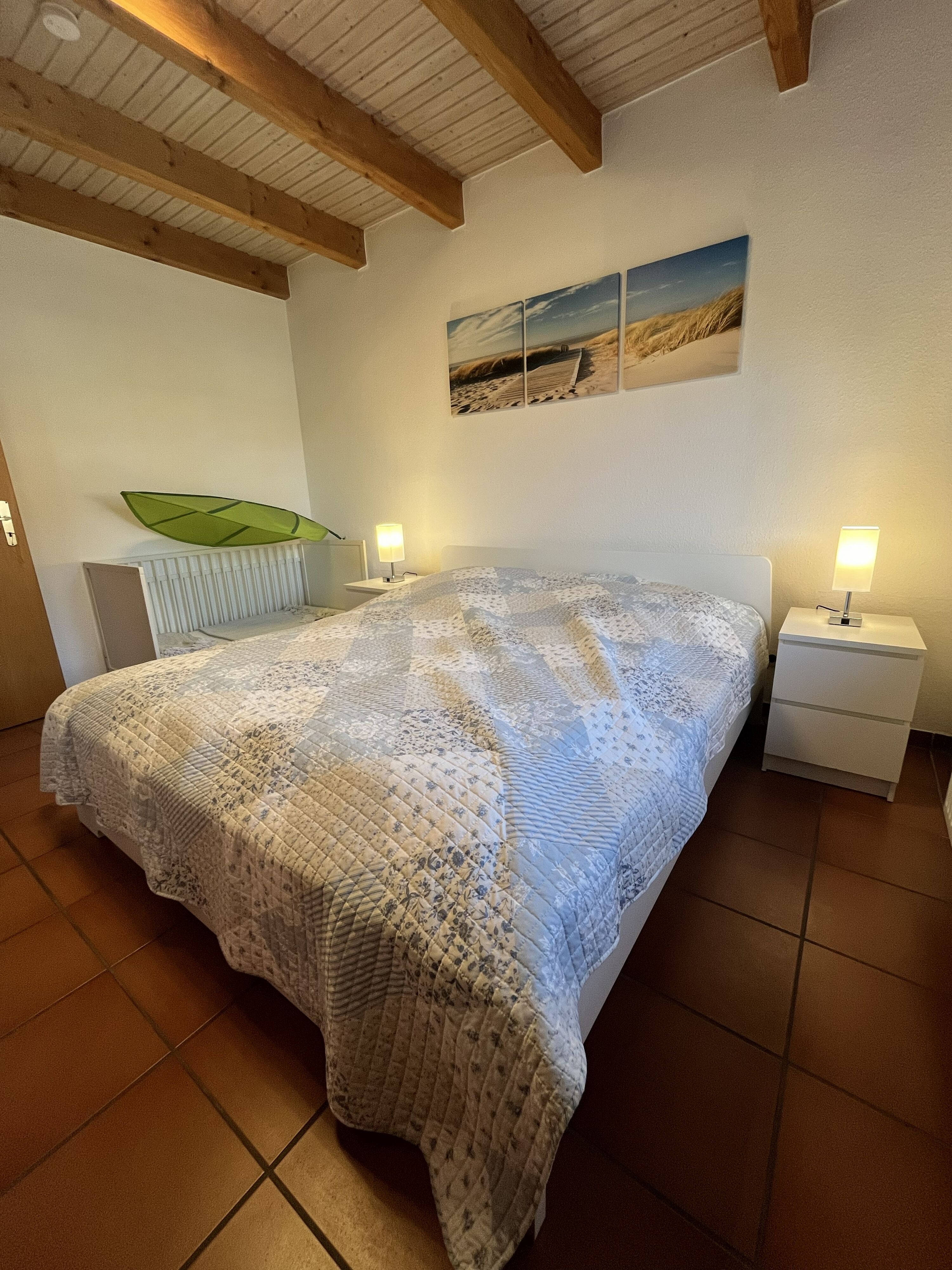 Schlafzimmer im Erdgeschoss mit Kinderbett