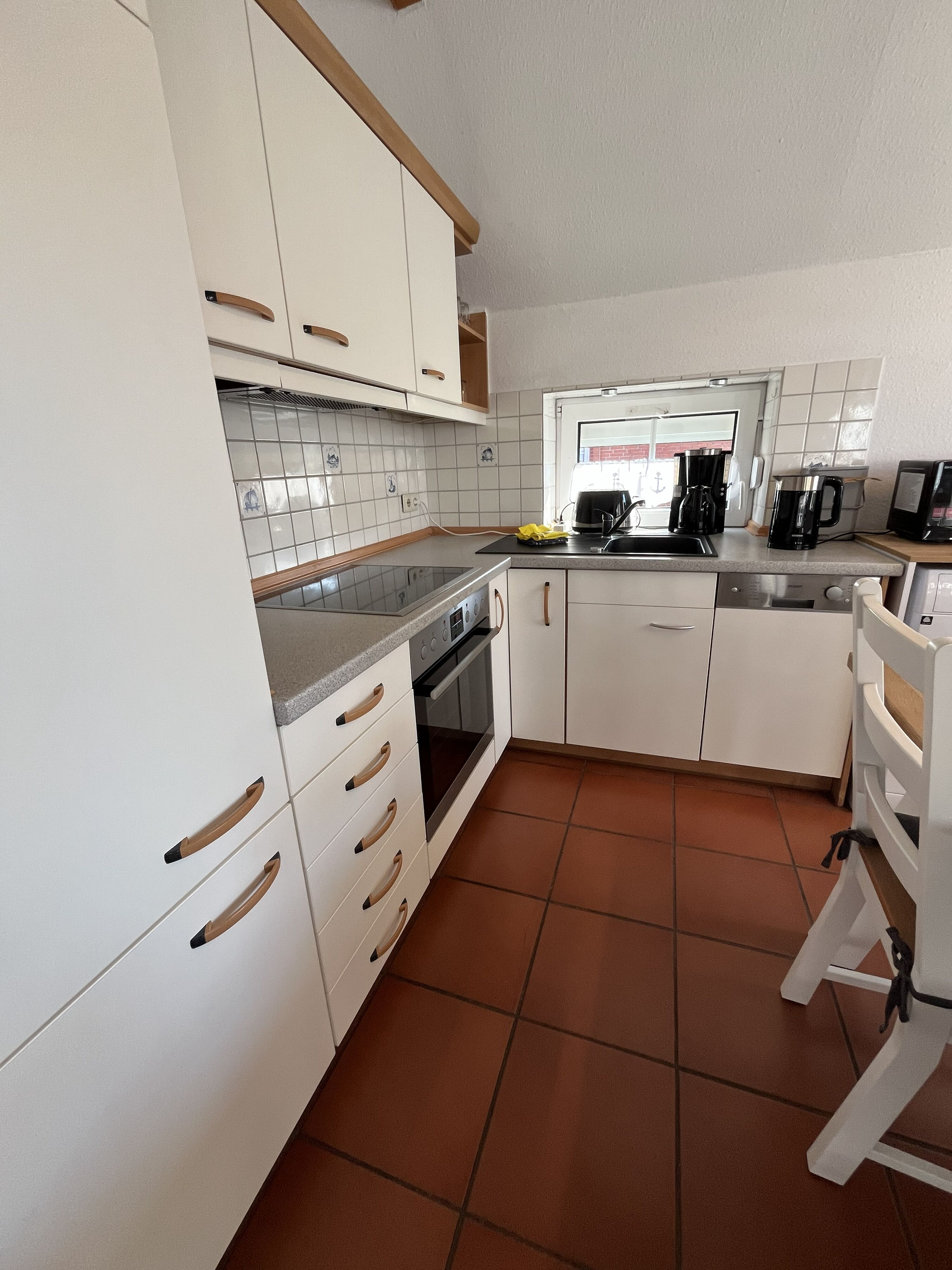 der Essbereich mit Einbauküche und Waschtrockner