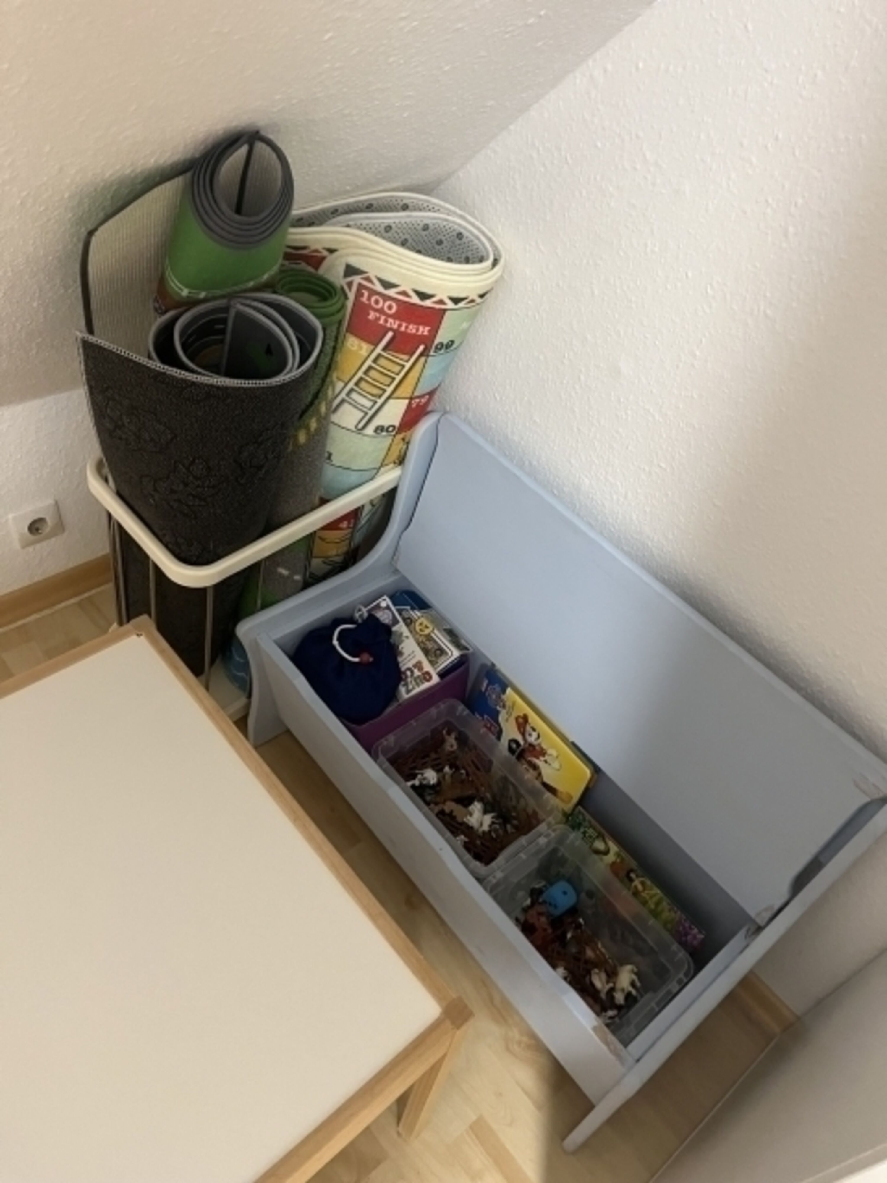 Schlafzimmer im Obergeschoss rechts mit Spielen und Babybett