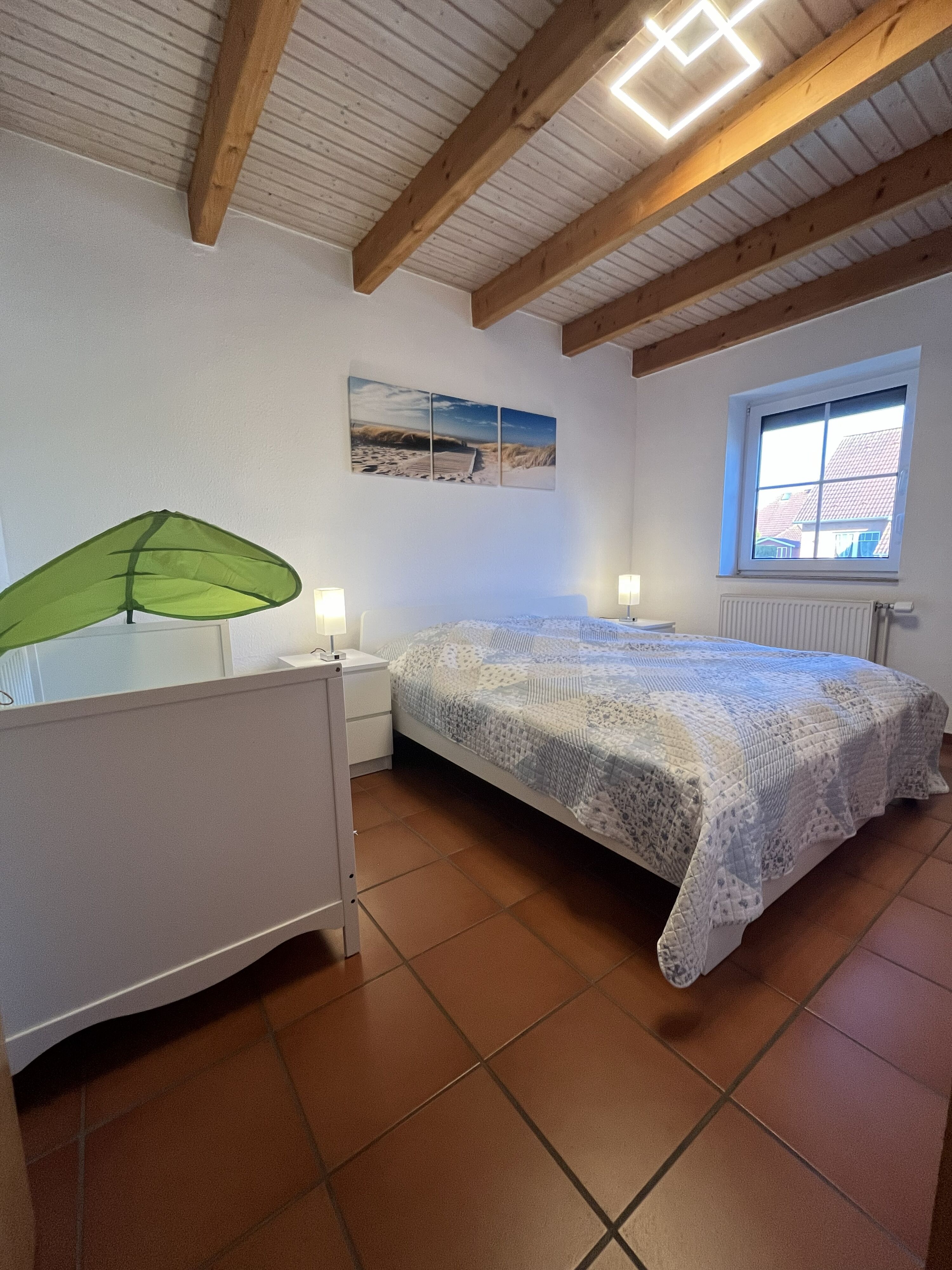 Schlafzimmer im Erdgeschoss mit Kinderbett