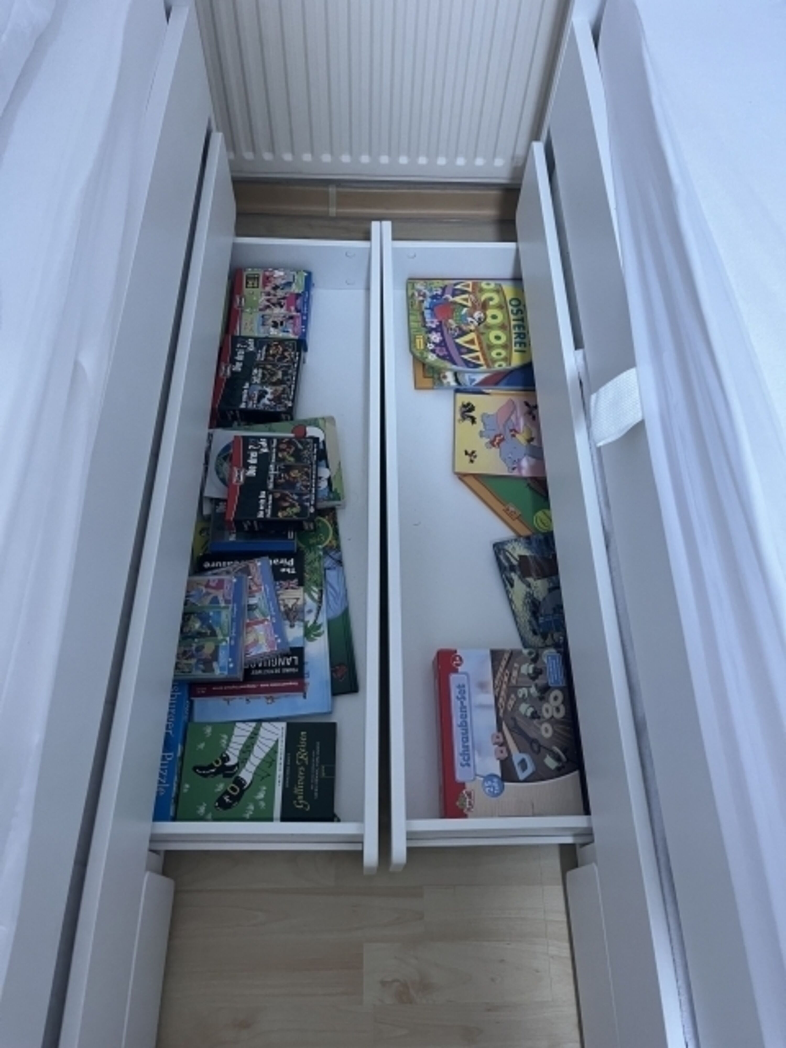 Schlafzimmer im Obergeschoss rechts mit Spielen und Babybett