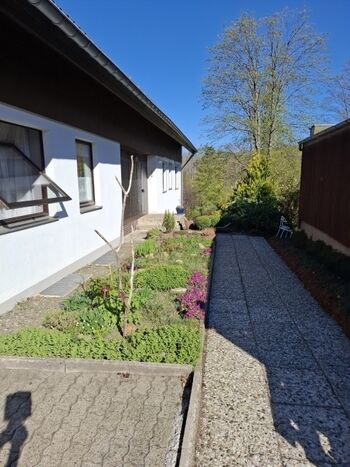 Gebäude Eingangsbereich, ruhige Lage